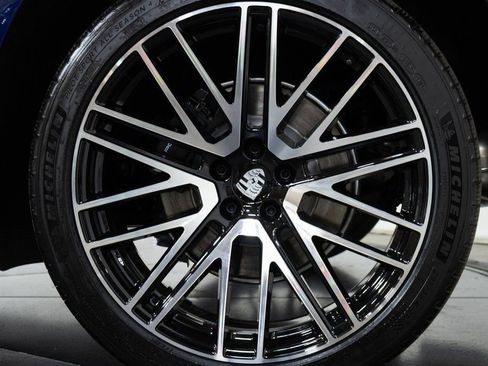 Certified 2025 Porsche Macan image 24