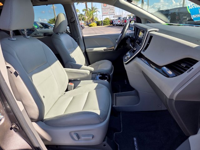 Used 2020 Toyota Sienna XLE Premium FWD image 18