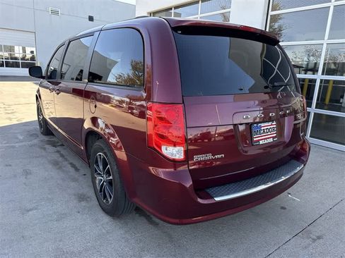 Used 2018 Dodge Grand Caravan GT image 4