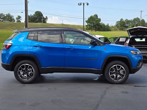 Used 2025 Jeep Compass Trailhawk AWD/4WD image 6
