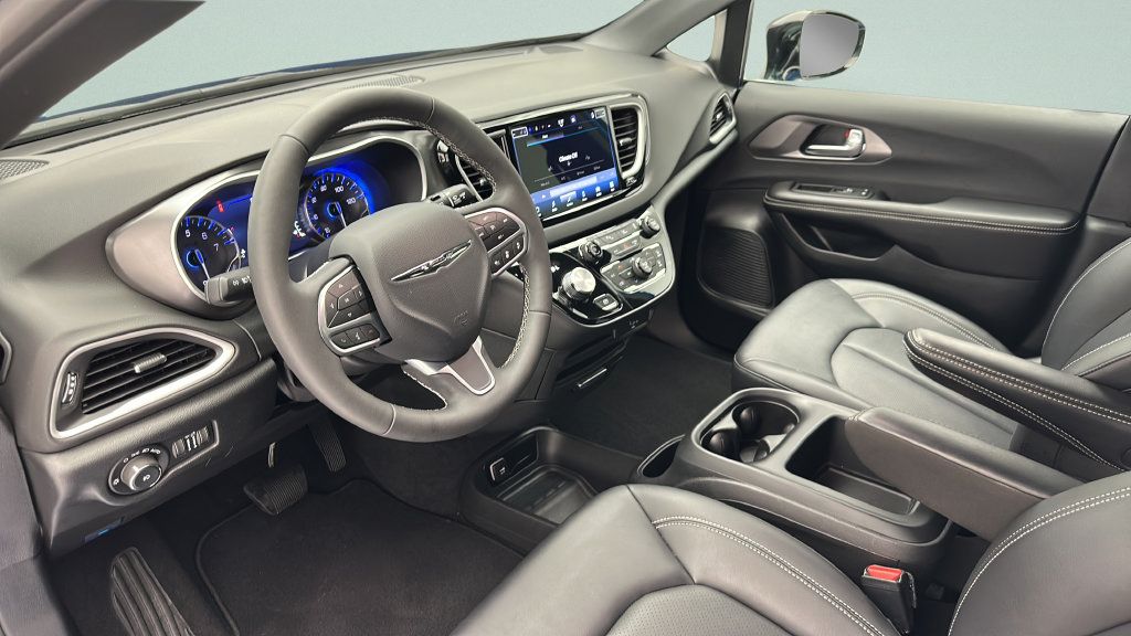 Used 2026 Chrysler Pacifica Select FWD image 12