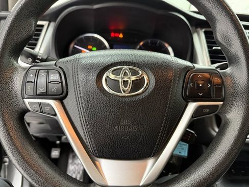 Used 2015 Toyota Highlander LE image 9