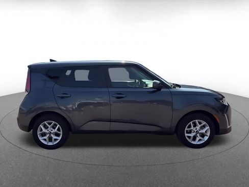 Used 2025 Kia Soul LX w/ LX Technology Package FWD image 16