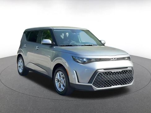 Used 2025 Kia Soul LX w/ LX Technology Package image 3