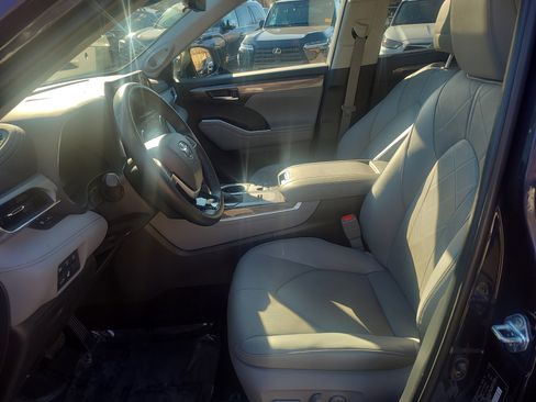 Used 2025 Toyota Highlander Platinum image 17