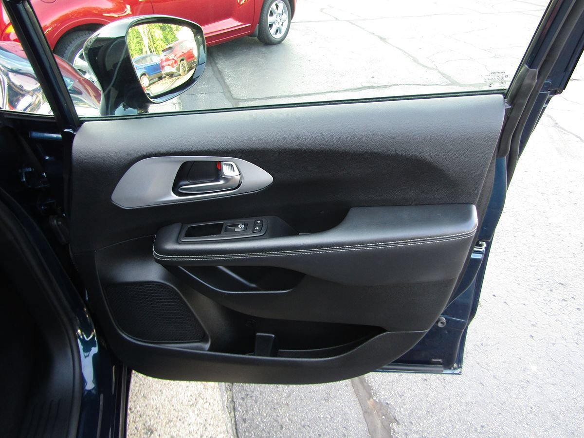 Used 2025 Chrysler Pacifica Limited FWD image 25