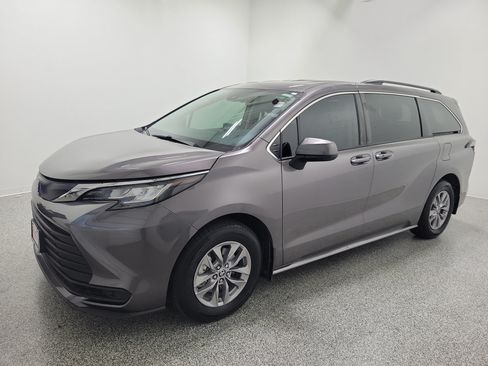 Used 2022 Toyota Sienna LE FWD image 2