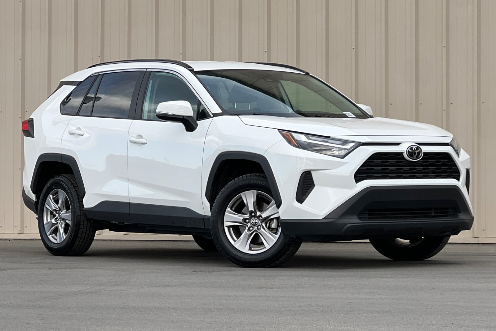 Used 2025 Toyota RAV4 XLE AWD/4WD image 2