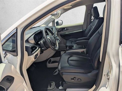 Used 2023 Chrysler Pacifica Touring-L FWD image 15