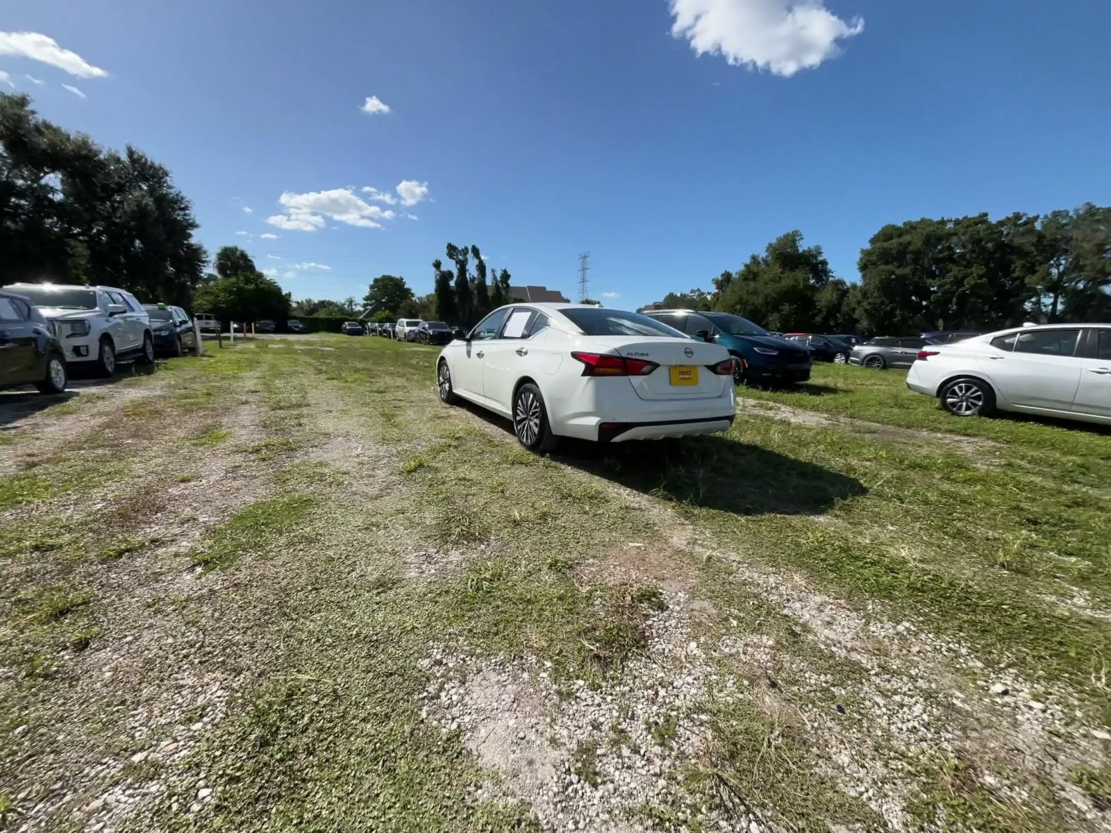 Used 2025 Nissan Altima 2.5 SV FWD image 11