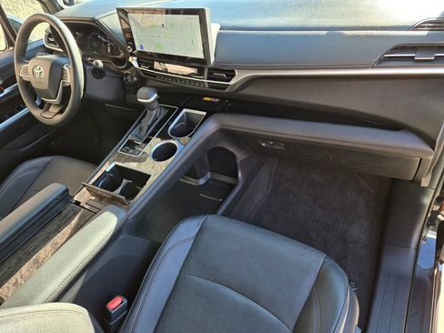 Used 2025 Toyota Sienna Limited image 20