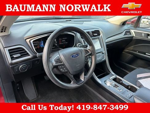 Used 2017 Ford Fusion SE w/ Fusion SE Technology Package FWD image 15