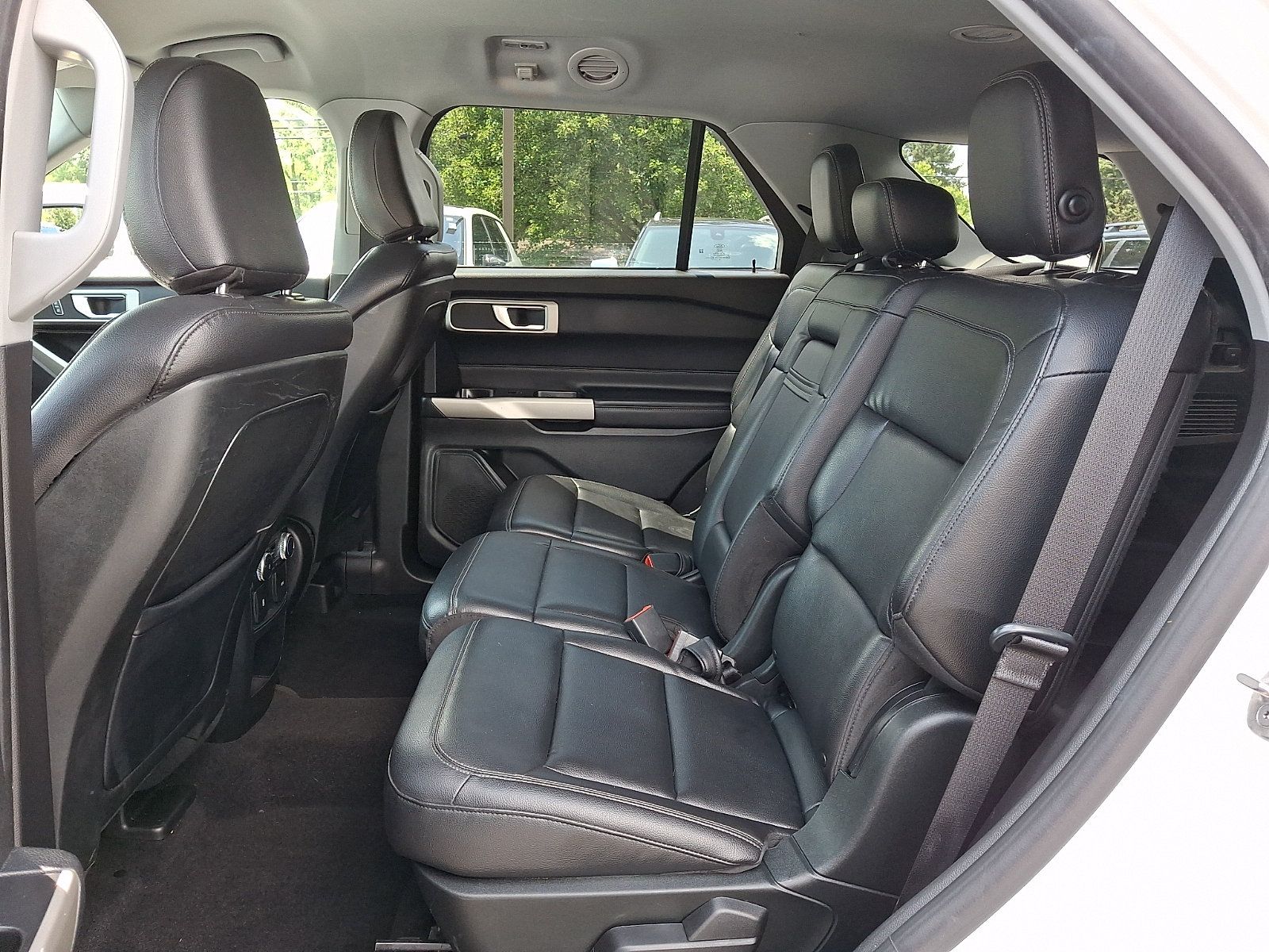 Used 2020 Ford Explorer XLT w/ Equipment Group 202A AWD/4WD image 10