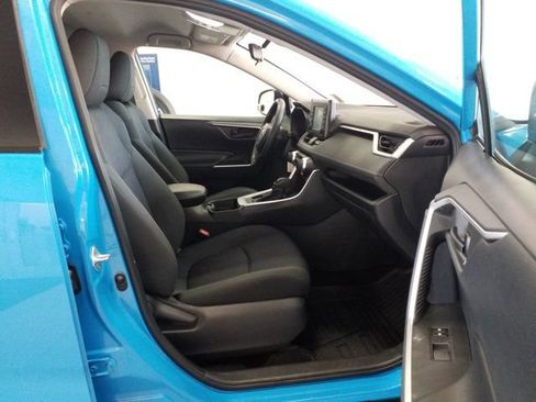 Used 2019 Toyota RAV4 LE w/ Carpet Mat Package AWD/4WD image 17
