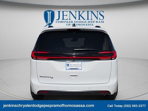 New 2026 Chrysler Pacifica Select image 5