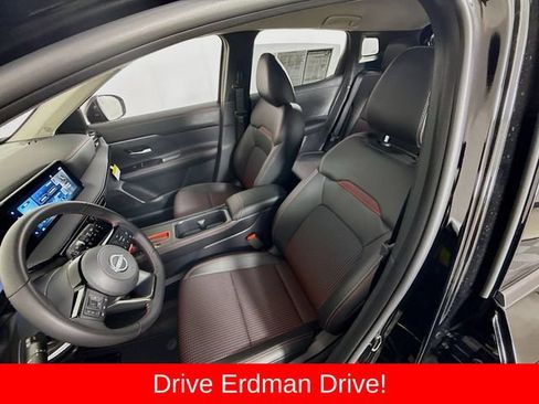 Used 2025 Nissan Kicks SR AWD/4WD image 5