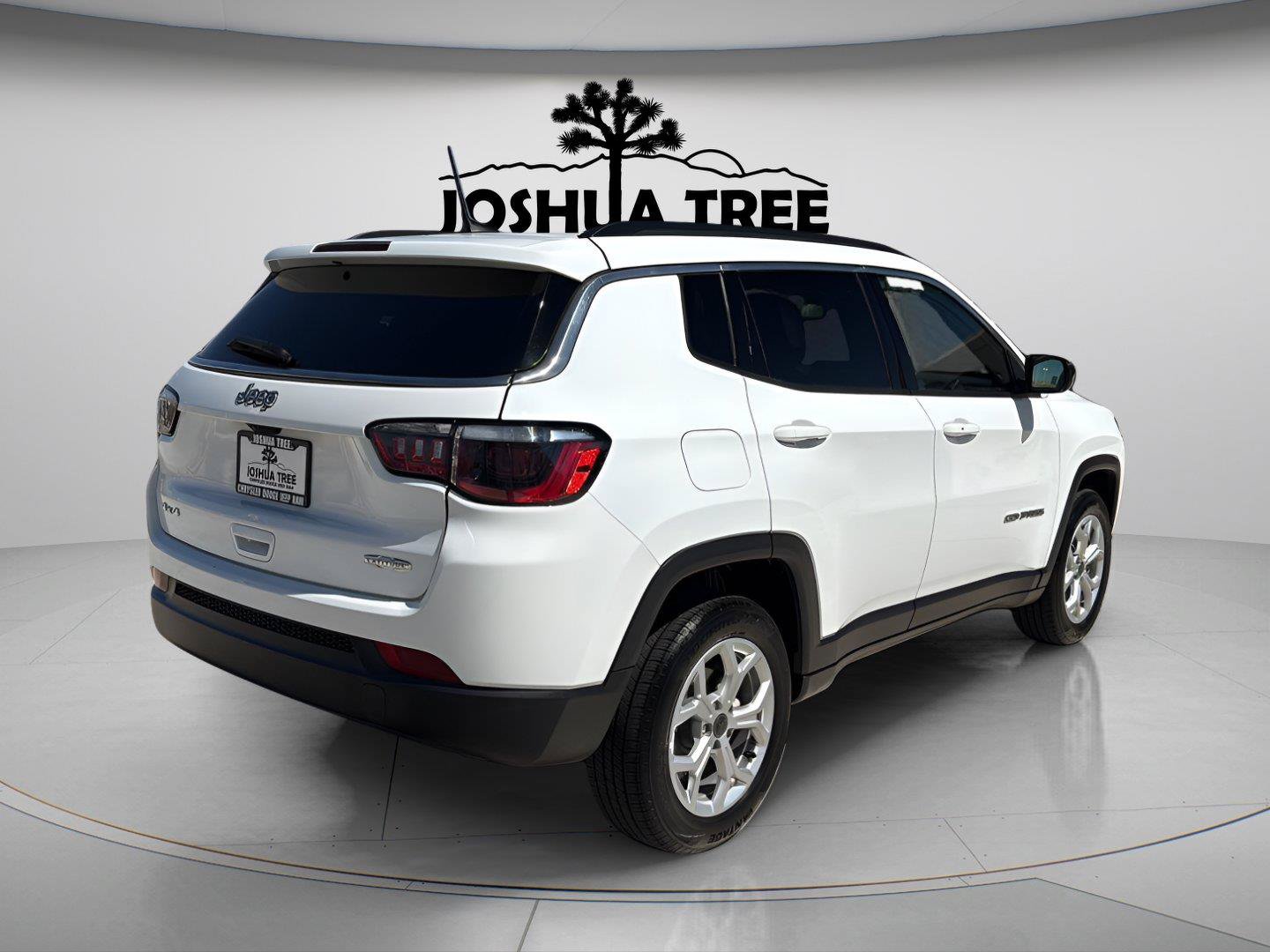 Used 2025 Jeep Compass Latitude AWD/4WD image 7