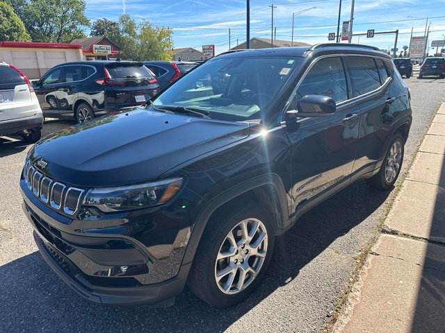 Used 2022 Jeep Compass Latitude w/ Sun and Sound Group AWD/4WD image 3