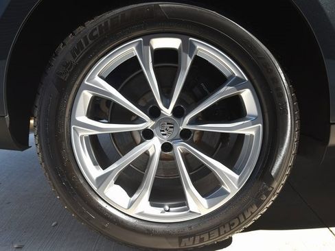 Certified 2025 Porsche Macan image 12