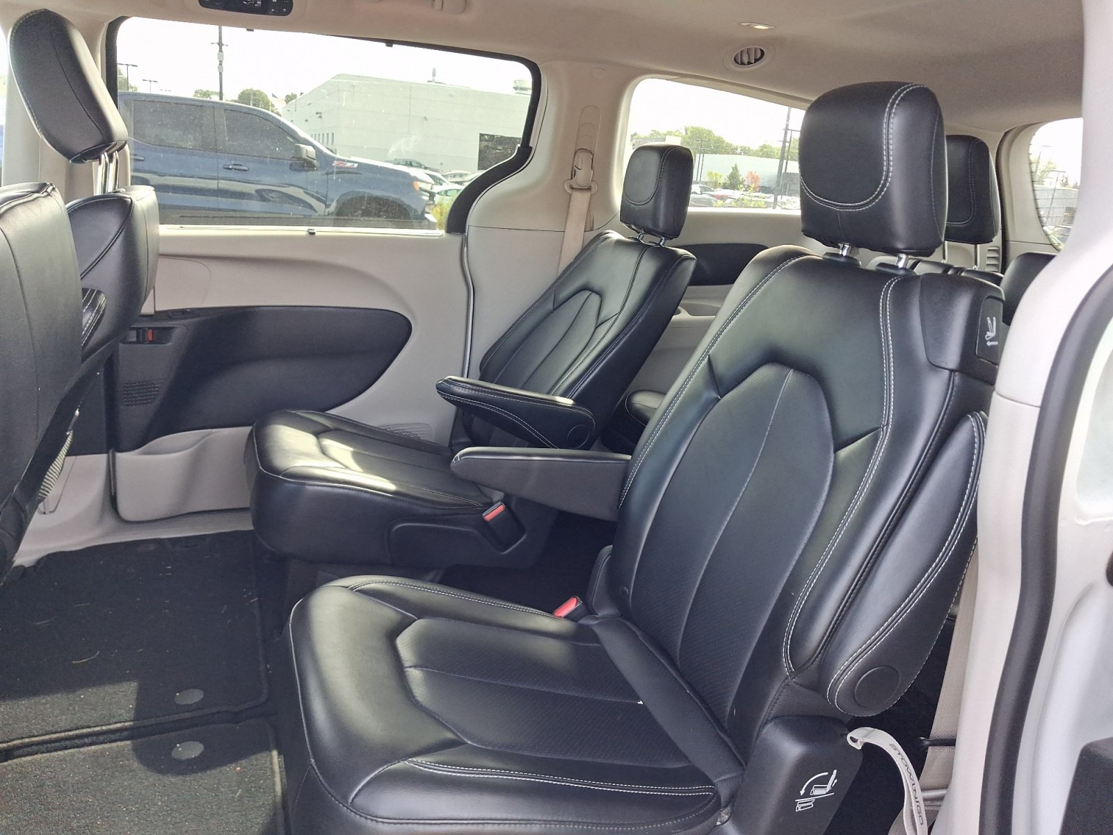 Used 2024 Chrysler Pacifica Touring-L FWD image 17