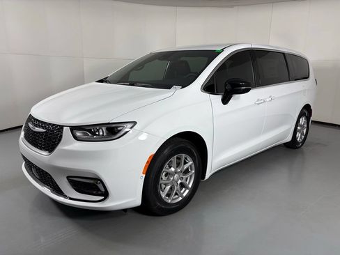 New 2026 Chrysler Pacifica Select FWD image 4