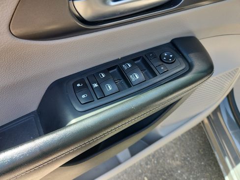 Used 2022 Chrysler Pacifica Touring-L FWD image 12