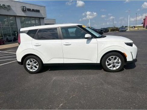 Used 2024 Kia Soul LX w/ Option Group 015 FWD image 3