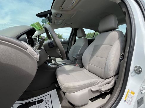 Used 2018 Chevrolet Cruze LT FWD image 5