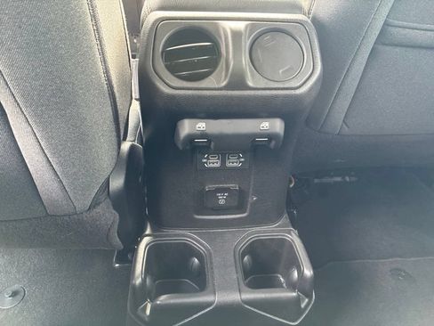 Used 2025 Jeep Wrangler Unlimited Sahara AWD/4WD image 19