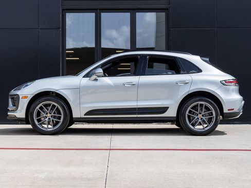 Certified 2025 Porsche Macan image 2