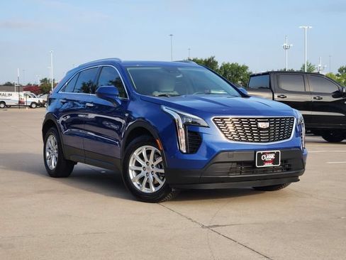 Used 2023 Cadillac XT4 Luxury w/ Cold Weather Package FWD image 2