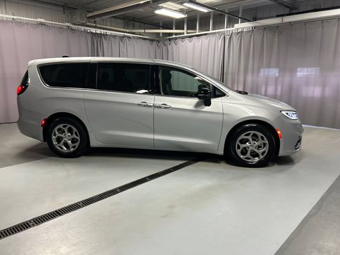 Used 2024 Chrysler Pacifica Limited FWD image 8