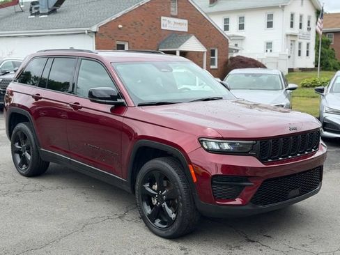 Used 2023 Jeep Grand Cherokee Altitude AWD/4WD image 3