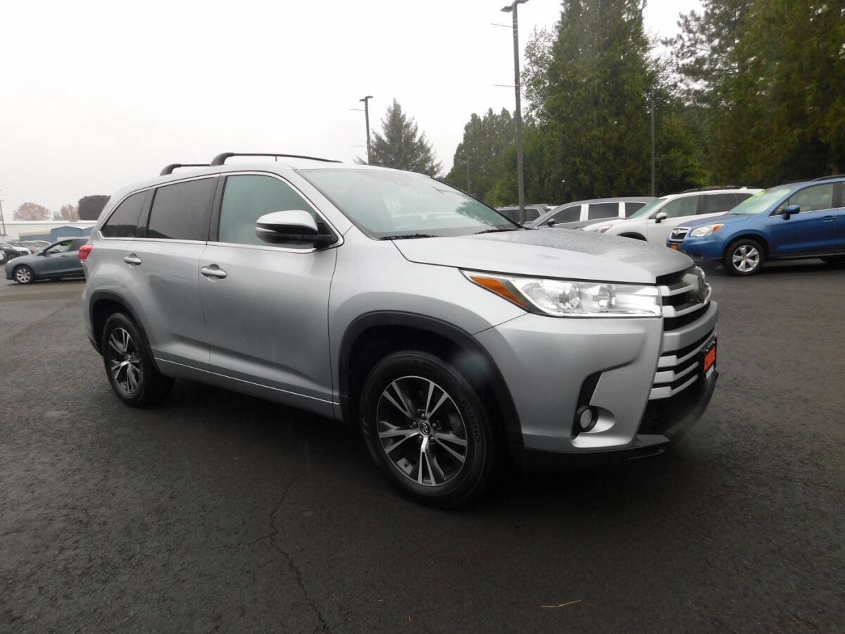 Used 2017 Toyota Highlander Plus w/ Carpet Mat Package FWD image 1