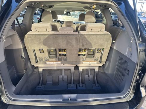 Used 2018 Toyota Sienna LE w/ Carpet Mat Package image 7