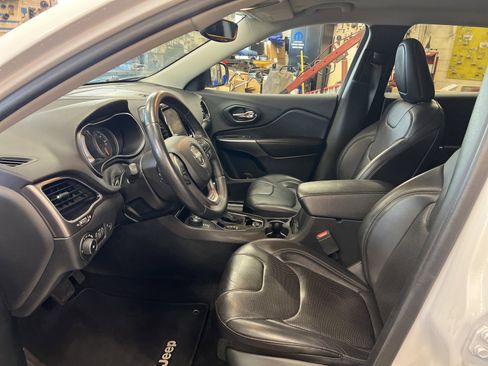 Used 2019 Jeep Cherokee Limited w/ Luxury Group AWD/4WD image 6