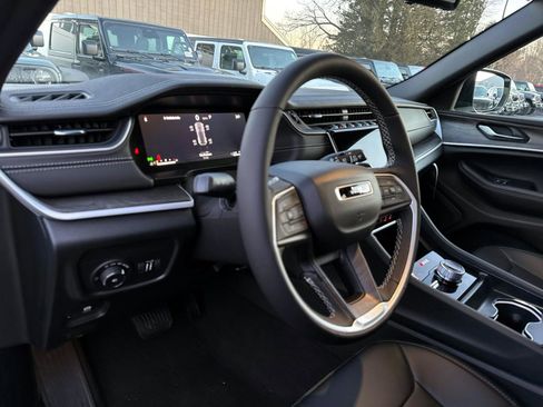 New 2025 Jeep Grand Cherokee Limited image 8