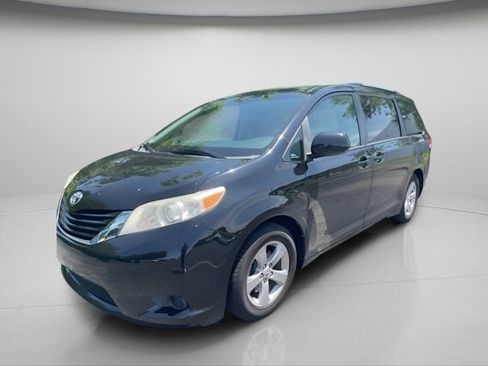 Used 2014 Toyota Sienna LE FWD image 2