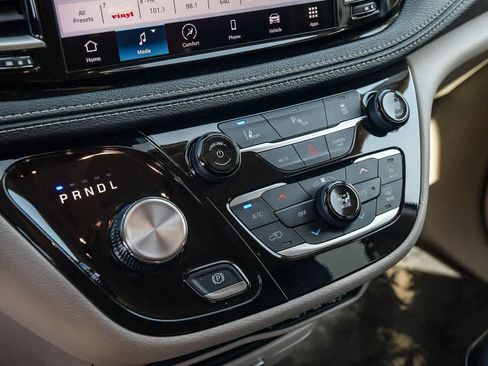 Used 2023 Chrysler Pacifica Touring-L FWD image 21