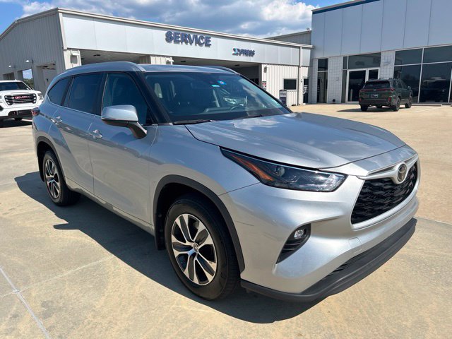 Used 2023 Toyota Highlander XLE FWD image 2