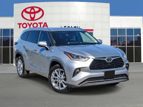 Used 2023 Toyota Highlander Limited FWD image 1
