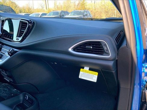 New 2026 Chrysler Pacifica Select FWD image 24
