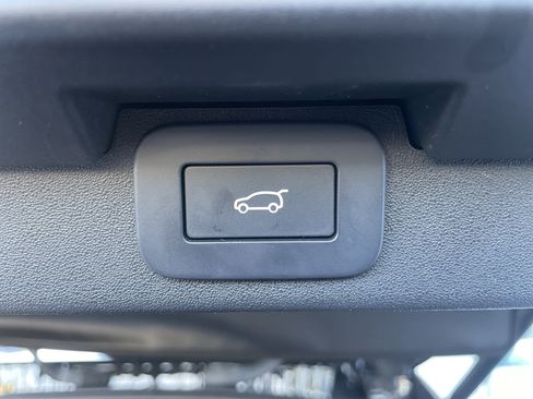 Certified 2025 Land Rover Discovery Metropolitan Edition AWD/4WD image 40