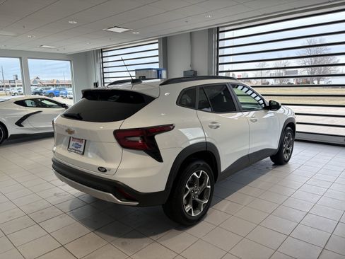 Used 2025 Chevrolet Trax LT w/ Sunroof Package image 6