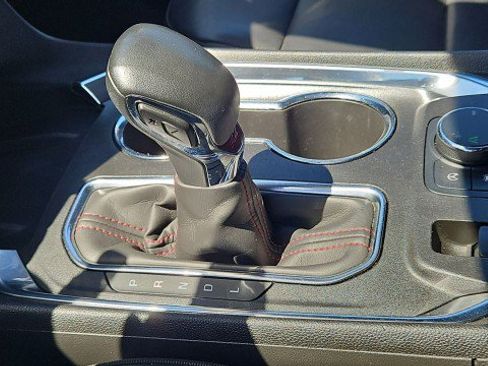 Used 2023 Chevrolet Traverse RS FWD image 16