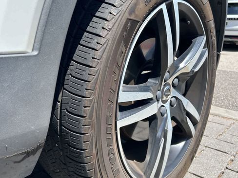 Used 2019 Volvo XC40 T4 R-Design FWD image 11