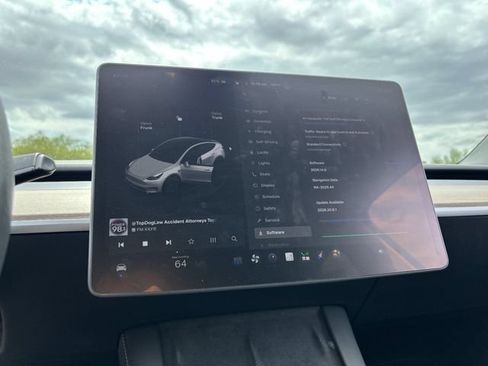 Used 2024 Tesla Model Y Long Range AWD/4WD image 31
