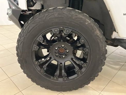 Used 2013 Jeep Wrangler Unlimited Sahara image 30