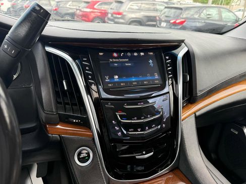 Used 2017 Cadillac Escalade Luxury AWD/4WD image 17