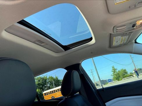 Used 2025 Chevrolet Trax LT w/ Sunroof Package FWD image 18